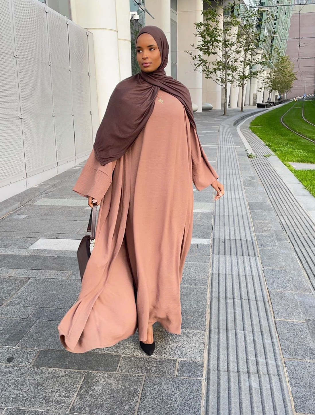 brown nuura abaya